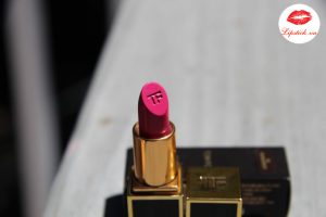 Vỏ son Tom Ford Showgirl có khắc chìm chữ viết tắt của hãng - TF